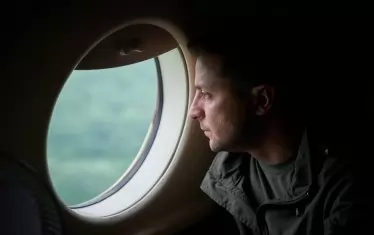 Президентът Зеленски сниман във военен самолет преди началото на войната в Украйна.