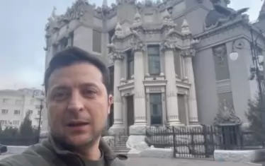 Президентът на Украйна записва видеа от празните улици на Киев.