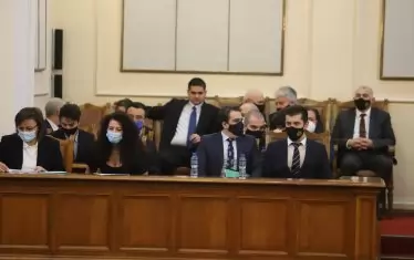 Спортният министър (на задния ред в средата) не благоволява да отговори конкретно дори и на въпросите на народни представители.