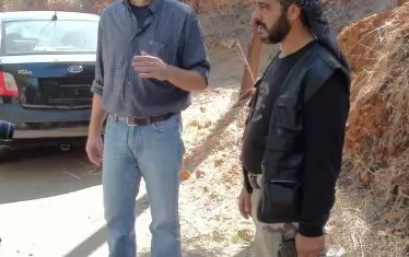 По време на конфликта в Сирия телевизионният водещ попада под обстрела на изтребител от армията на Башар Асад. 