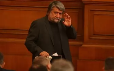 ... и особено одиозният скулптор Вежди Рашидов, чиято репутация далеч надхвърля границите на двата му мандата.