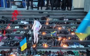  Протестиращите оставиха стари обувки и запалени свещи пред РКИЦ в памет на жертвите на руската инвазия.