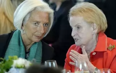 Управляващият директор на Международния валутен фонд  Кристин Лагард говори с бившия държавен секретар Мадлин Олбрайт, Вашингтон, май 2014 г.