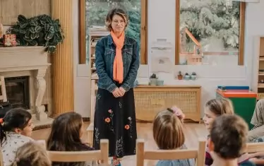 Юлия Спиридонова с млади читатели.