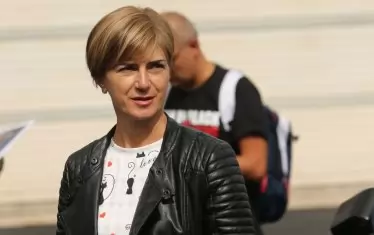 След като се оплака публично от забавяне на финансирането олимпийската шампионка Екатерина Дафовска попадна под тежък обстрел чрез медиите от страна на спортния министър и в крайна сметка си подаде оставката. Федерацията по биатлон обаче е една от тези с най-орязани пари за дейност.