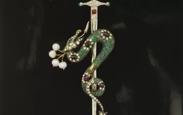  ''Имах една прекрасна антична брошка във формата змия, така че, когато се занимавахме с Ирак, винаги я носех''. 
Задната корица на книгата ''Четете по брошките: Истории от кутията за бижута на един дипломат''.