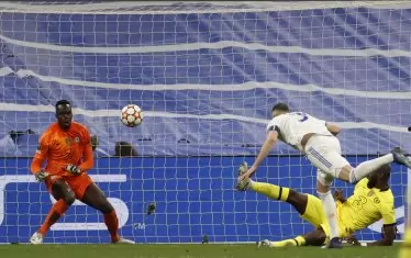 Карим Бензема е изпреварил опитващия се да го покрие Антонио Рюдигер и с глава праща топката в мрежата зад безпомощния вратар на "Челси" Едуар Менди, изпращайки "Реал" на 1/2-финалите в ШЛ.