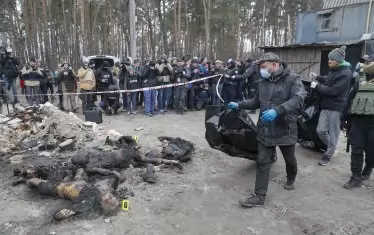 5 април. Военни отнасят 6 обгорени тела. Едното е на дете