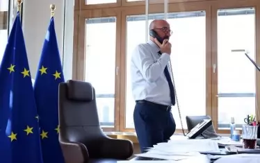  Шарл Мишел разговаря по телефона от кабинета си в Брюксел 