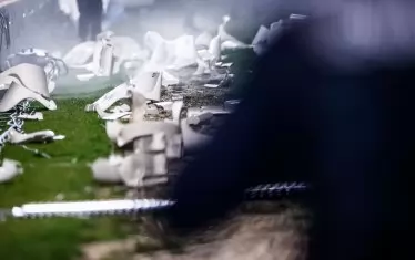 По време на мача обаче "червената" агитка започна да троши седалки в сектора си на ст. "Славия" и да ги хвърля към терена.