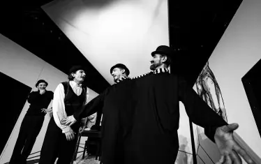 Четиримата актьори във вариации по темата за малкия човек.