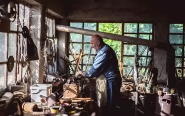 Повече от 10 г., откакто Иван работи в работилницата си, никой не е пожелал да дойде и да се учи.