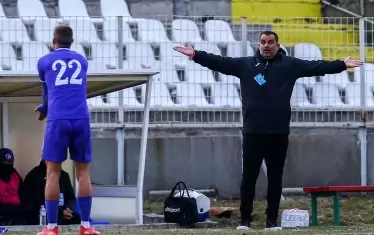 "Етър" под ръководството на Веселин Великов (вдясно) засега изглежда най-сигурният нов член на Първа лига за следващия сезон.