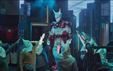 В ролята на Белия дракон, злодей расист и баща на Миротвореца, е Робърт Патрик. 