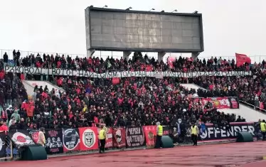 За да се стигне до дербито срещу "Левски" на 17 април т.г., когато в сектора на "червената" агитка се появиха транспаранти като "Ръководството с най-голям толеранс пропиля и последния си шанс" (на снимката). А на следващия ден 14 фенски фракции обявиха, че оттеглят доверието си от Ганчев и дори заплашиха с крути мерки, ако начинът му на управление не се промени.