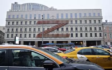 Театър ''Олег Табаков'' се сдоби с огрмна буква Z фасадата си.