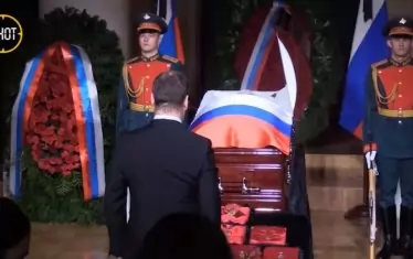 Почетният караул беше на мястото си, когато Медведев се поклони пред покойния