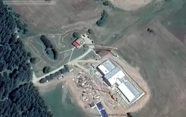 Новото имение на брега на яз. Искър. Вижда се, че не става дума за ремонт на стара работилница.