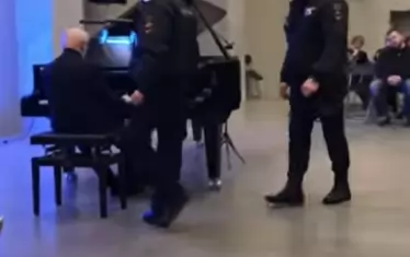 Полицията нахлу по време на антивоенен класически концерт в московски културен център, прекъсвайки изпълнението на пианиста Алексей Любимов.