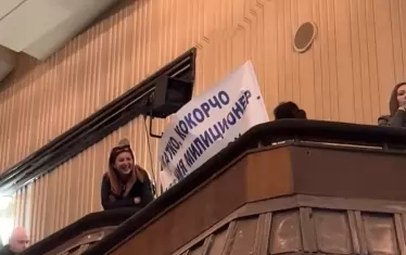 Дами се гневят от балкона срещу "Кокорчо".