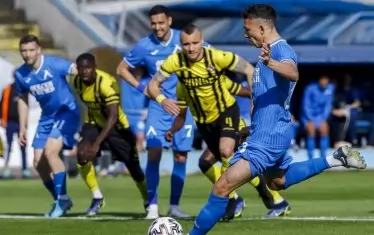 Филип Кръстев бележи от дузпа първия гол за "Левски" срещу "Ботев" (Пд).