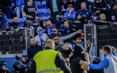 Момент от нахлуването на ултраси на "Левски" на терена на ст. "Виваком Арена Георги Аспарухов" към агитката на "Ботев" (Пд).