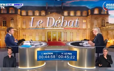  За декор бе избрано голямо пано на Елисейския дворец, пред което Макрон се чувстваше като домакин