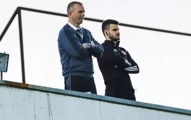 Треньорът на "ЦСКА-София" Стойчо Младенов (вляво) наблюдава мача от козирката на стадион "Локомотив" в Пловдив.