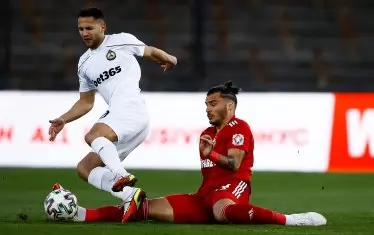 Хърватският халф на "ЦСКА-София" Карло Мухар (вдясно) избива топката от краката на Борислав Цонев ("Славия").