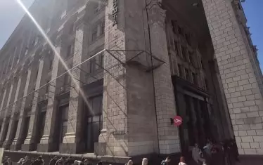 В Киев се изви опашка за пощенската марка каквато и за айфон не е имало