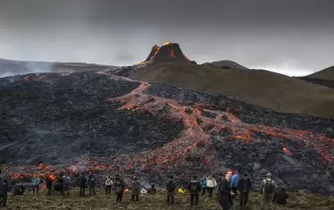 На малко места по света туристите могат да наблюдават гореща лава отблизо.