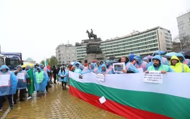 Искаме си парите! Това лозунг работници от пътностроителни фирми издигнаха на пореден протест пред Народното събрание.