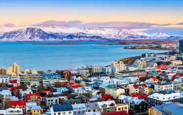 Рейкявик не може да бъде сбъркан със своите многоцветни къщички.