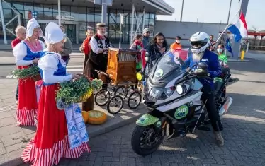 А тук лидерът на движението "Съзнателна планета" е посрещнат в Нидерландия.