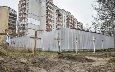 Гробове край жилищни блокове в Киев.