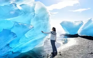В Исландия можеш да пипнеш и айсберг.