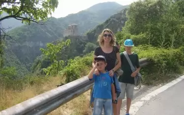 Писателката с двете си деца.