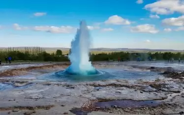Топлите течения и разместването на земните пластове водят до изригването на множество гейзери.