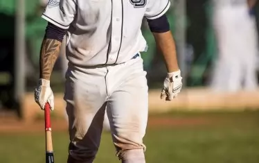 Тийнейджърът проследява с поглед летежа на топката за един от своите върхови в цялата лига 19 хоумръна през 2021 г.