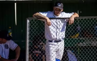 В дъгаута на "София Блус" на стадион "Диана" в столичния кв. "Дианабад".