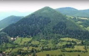 Повечето пирамиди са обрасли с растителност и приличат на хълмове.