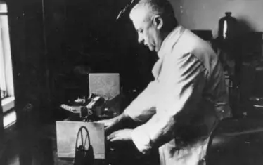 Акад. Наджаков в лабораторията си.