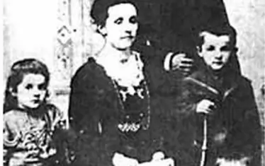 Семейство Стефан и Василка Наджакови. Георги е най-голямото от трите деца, тук е на 7 г.