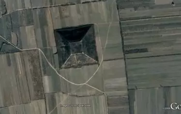 Въпреки маскировката от растителност по пирамидите, те все още са идеално различими на спътниковите снимки в приложението Google Earth