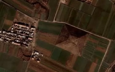 Въпреки маскировката от растителност по пирамидите, те все още са идеално различими на спътниковите снимки в приложението Google Earth