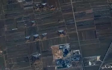 Въпреки маскировката от растителност по пирамидите те все още са идеално различими на спътниковите снимки в приложението Google Earth