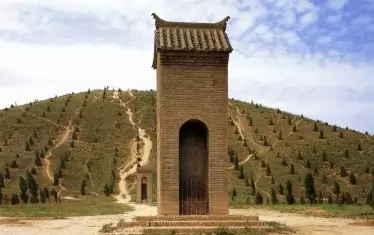 Някои от пирамидите са изкуствено залесени.