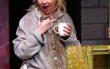  София Бобчева създава силен характерен образ в постановката.