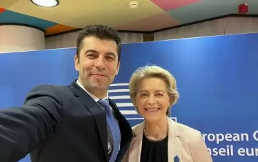 Трудно може да се каже, че Кирил Петков е добър комуникатор. Почти всяка негова дума или снимка буди ирония. Но по-важно в крайна сметка е кой би бил вместо него.