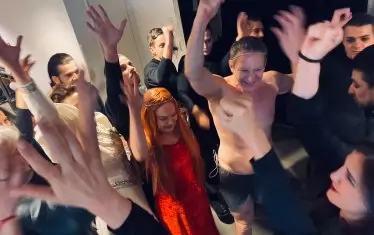  Актьорите ликуват след премиерата във Фукуока.